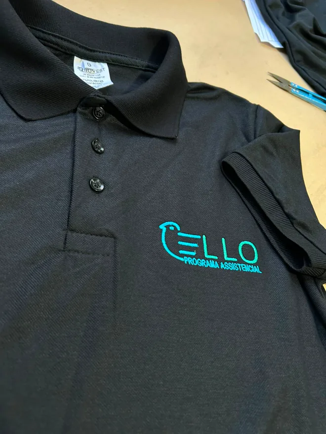 Polo preta com bordado ciano no peito