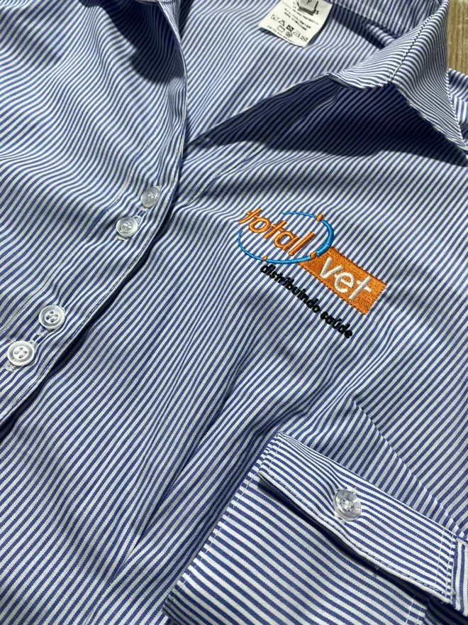 Camisa social listrada com bordado colorido no peito