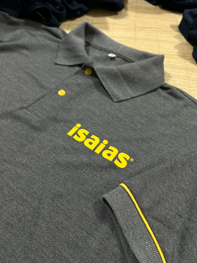 Polo cinza-escura com bordado amarelo no peito