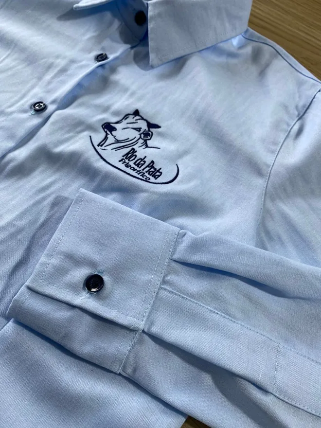 Camisa social azul-clara com bordado no peito