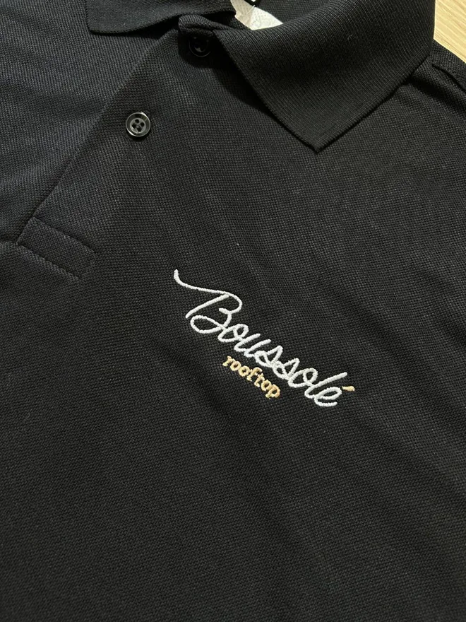 Polo preta com bordado branco no peito