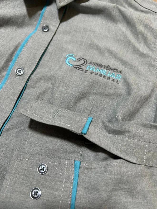Camisa cinza com vivo azul e bordado no peito