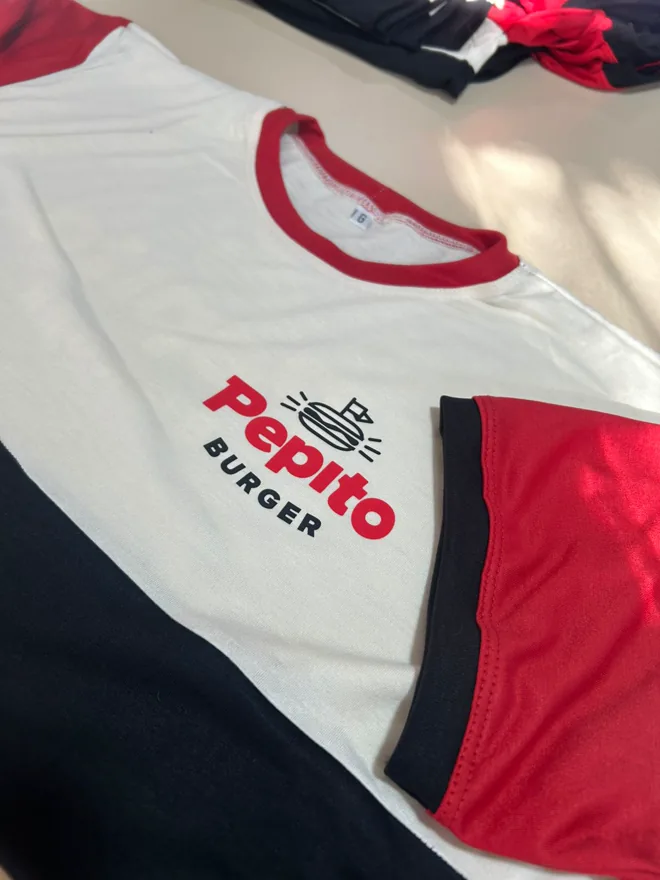 Camiseta raglan branca e vinho com estampa no peito