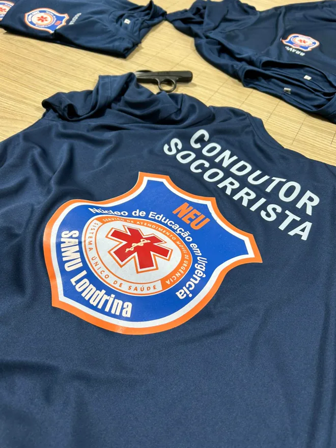 Camiseta marinho com brasão bordado grande no peito
