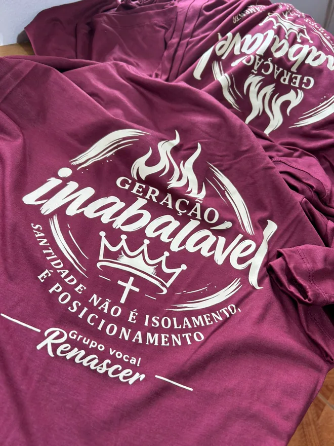 Camiseta vinho com estampa grande no peito