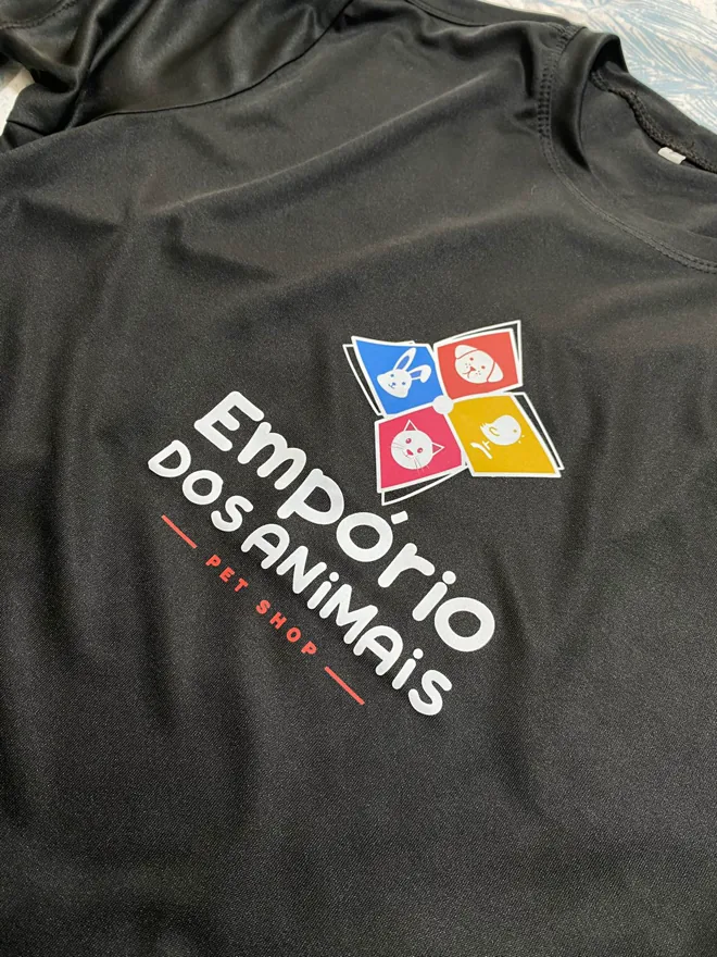 Camiseta cinza-escura com estampa colorida no peito