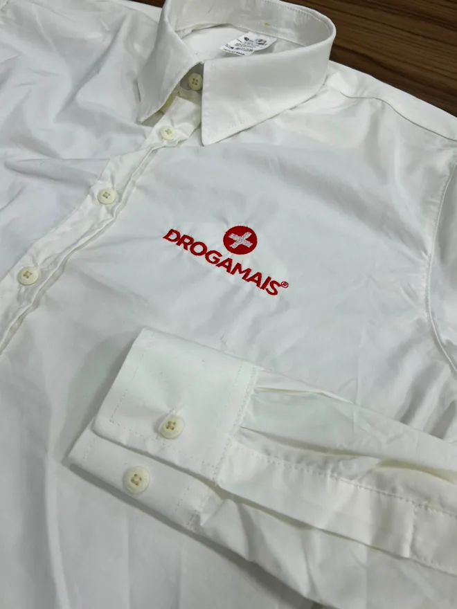Camisa social branca com bordado vermelho no peito