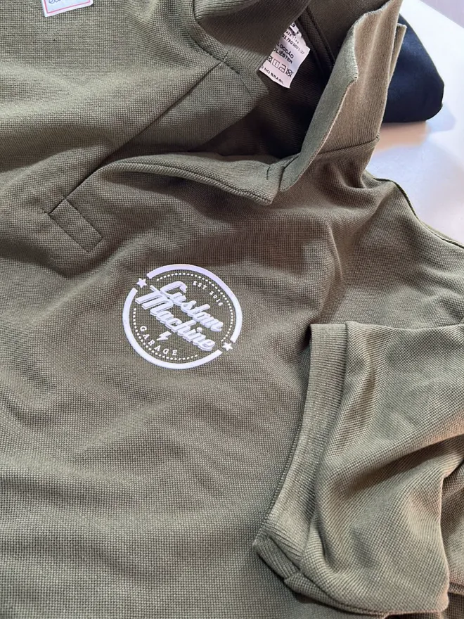 Polo verde-militar com bordado redondo no peito