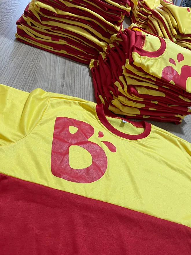 Camisetas vinho e amarelas empilhadas