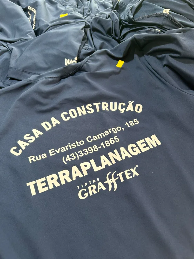 Camiseta cinza com estampa grande no peito