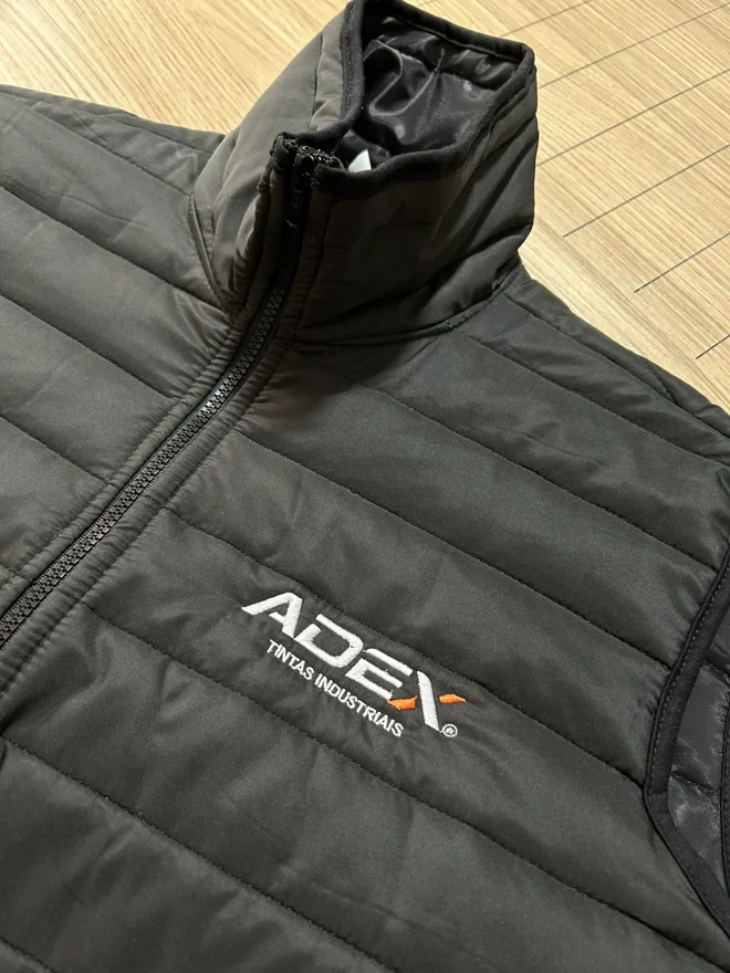 Colete puffer escuro com bordado no peito